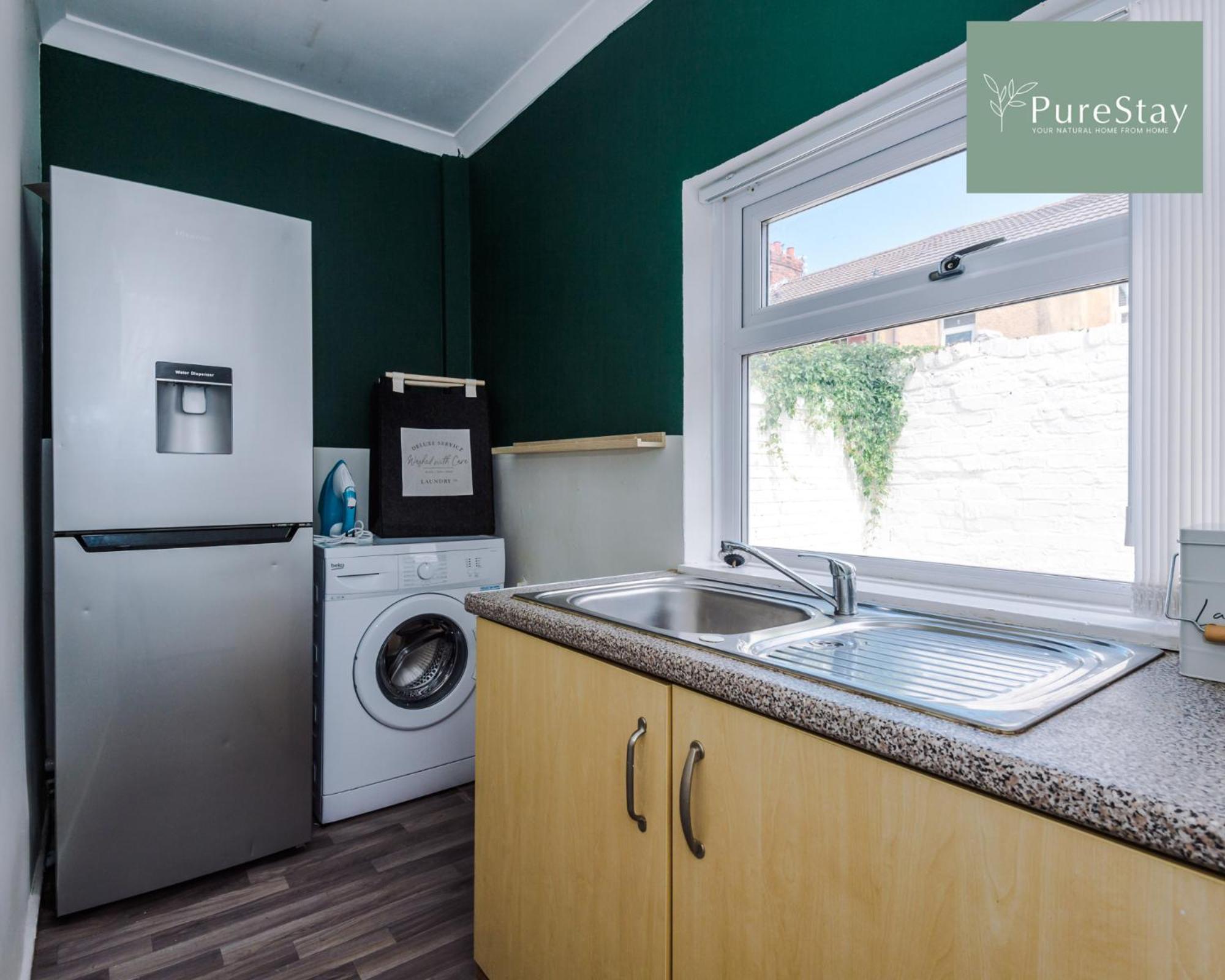PureStay Family Home: Four-Bedroom Haven in Liverpool Exterior photo