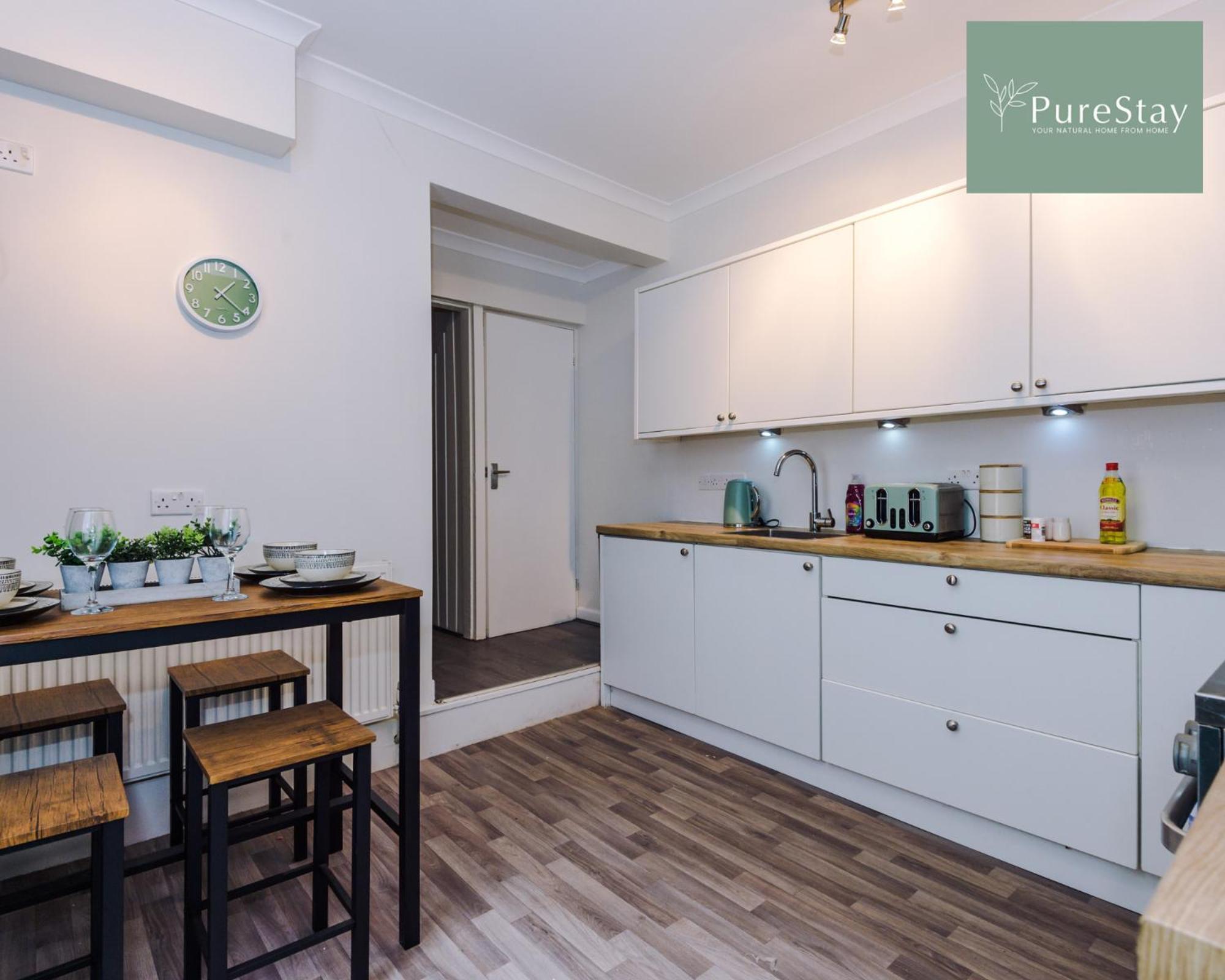 PureStay Family Home: Four-Bedroom Haven in Liverpool Exterior photo